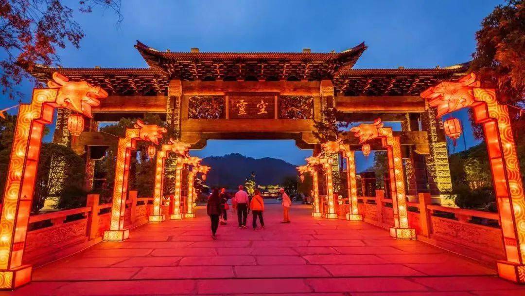 凤凰塔江东路东方大酒店让我们一起来领略夜幕下的小城风光.