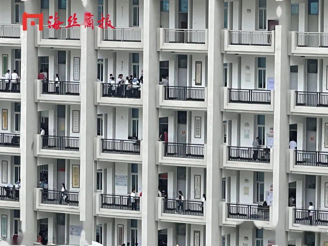 鹏峰中学在国光中学,两所学校高三年段全体教师全部身着红色上衣,寓意