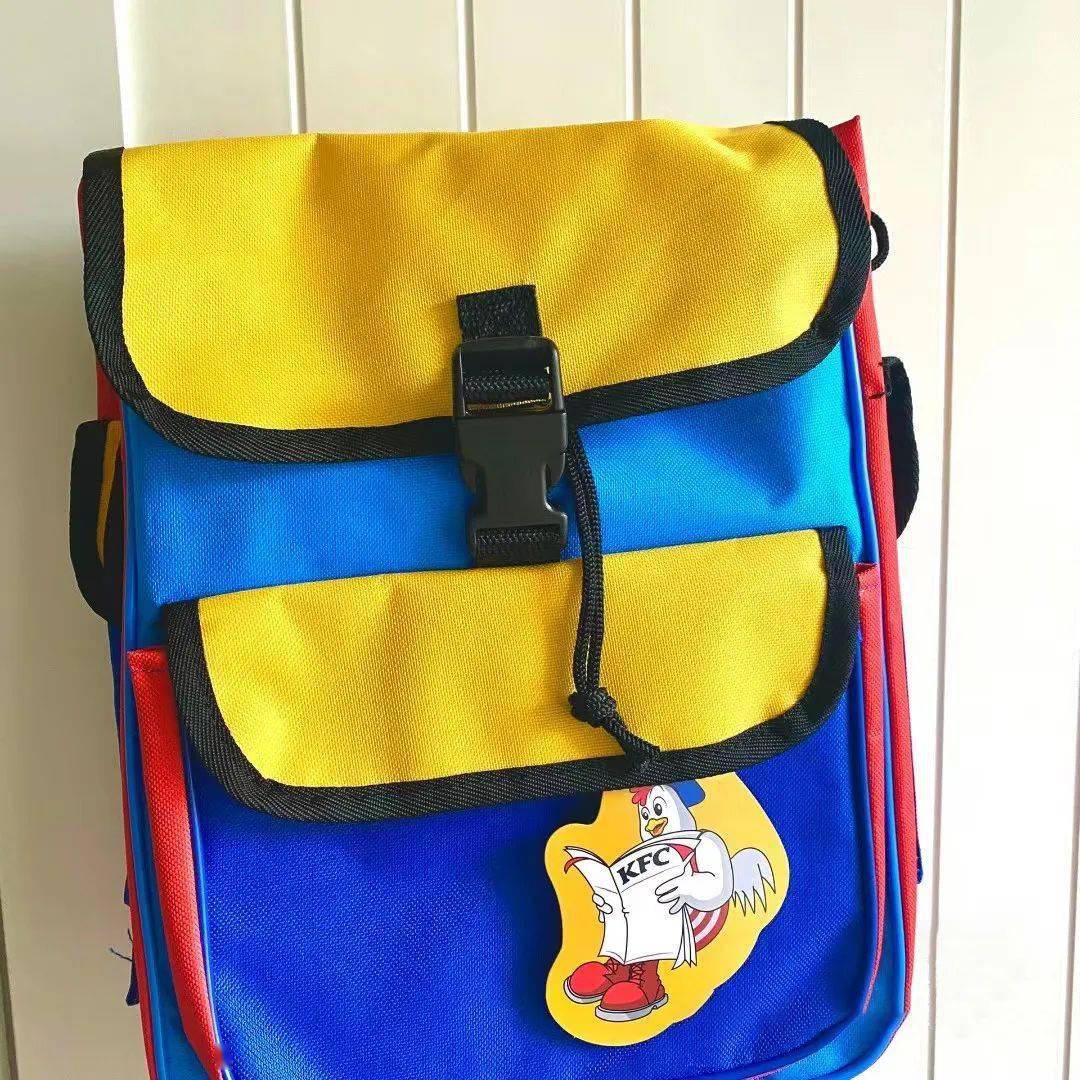 肯德基在将经典的田园脆鸡堡限时重返菜单的同时,也让这款小书包再