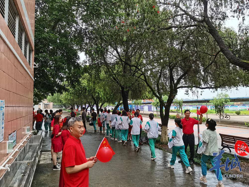 当地设始兴中学,风度中学2个考点,其中始兴中学26个考场,另设4个隔离