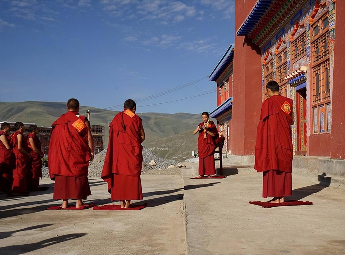 玉树看庙结古寺的僧人为什么光脚走路夏安居怎回事你知道吗
