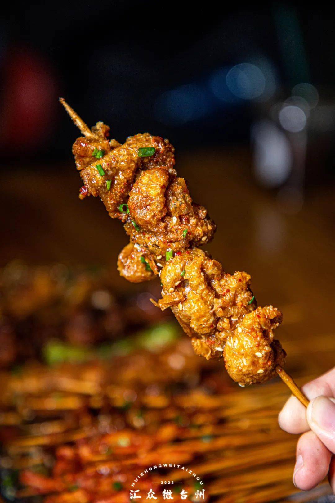 "炸鸡皮"first他们家的杀手锏是鸡皮,鸡壳,再加上秘制的糖醋酱,在吃