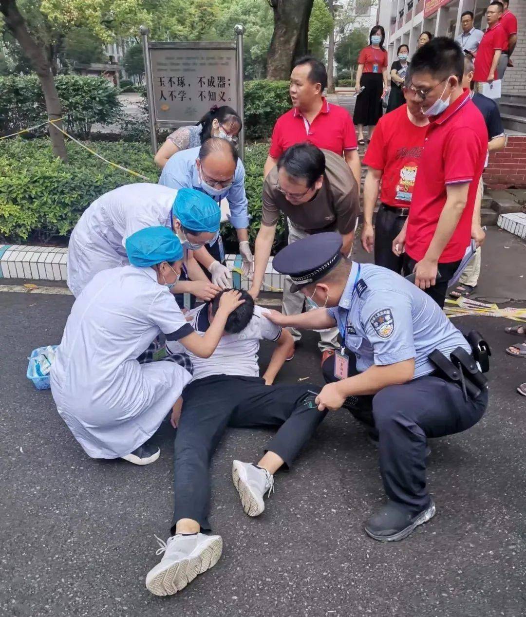 6月8日8时许,特巡警大队队员黄家昌,刘鑫,张鹏,罗汉昆在兴国中学考点