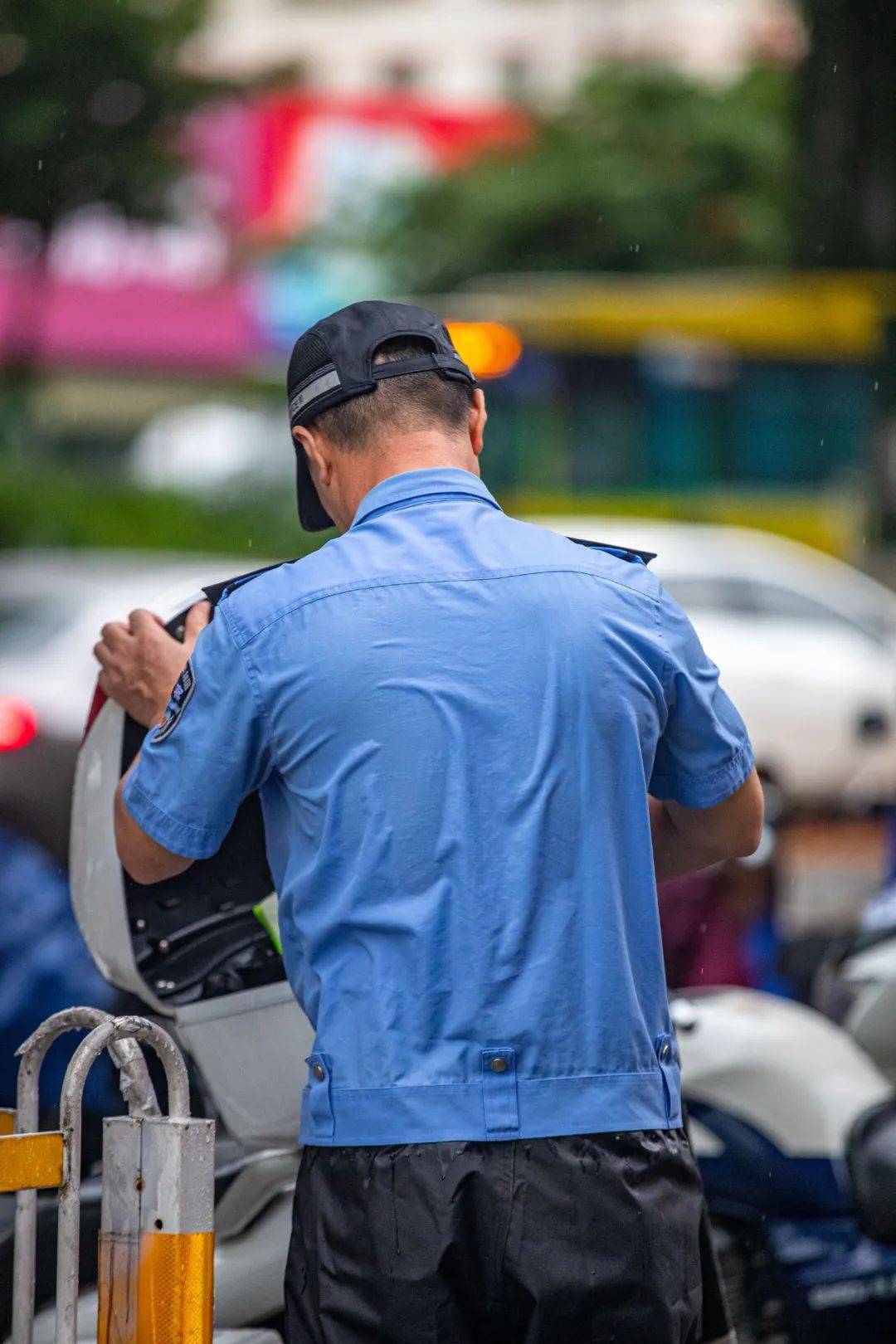 曬著太陽淋著雨海南警察為高考學子護航