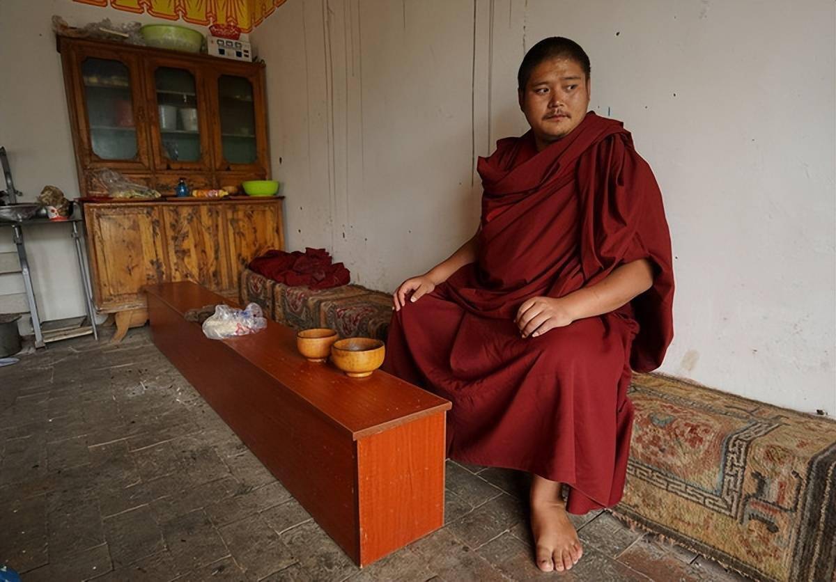 玉樹看廟結古寺的僧人為什麼光腳走路夏安居怎回事你知道嗎