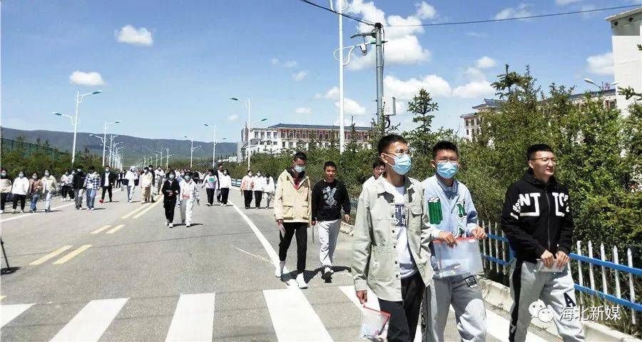 6月8日,海北州第一高级中学考点门前人头攒动,充满朝气的考生,激动的