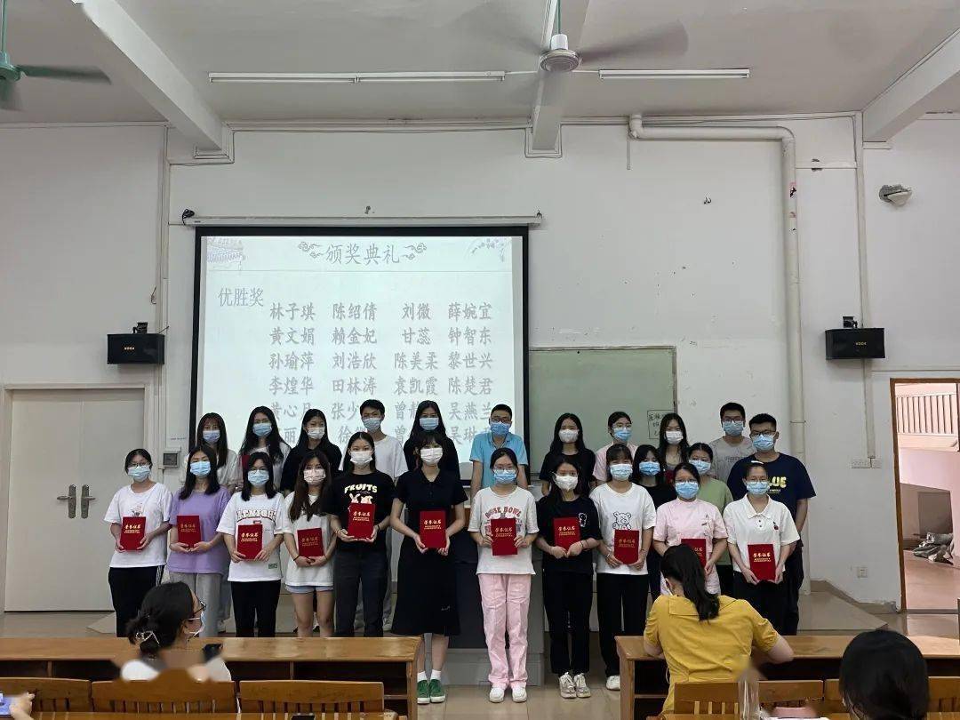 蒋静梅老师为获得三等奖同学颁奖陈凤雅书记为获得二等奖同学颁奖梁群