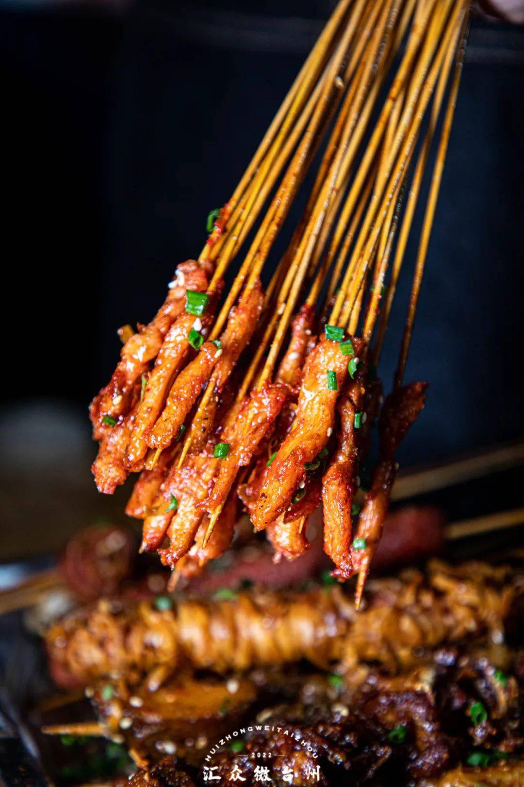 个人更喜欢牛油小串的味道,真的很爆香,一口一串根本停不下来.