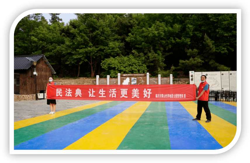 活动中,工作人员通过放置宣传展板,悬挂条幅,发放民法典宣传明白纸