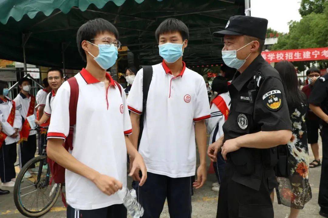 福建省三明市建寧縣公安局民警劉瑞巍在建寧一中考點執行安保任務