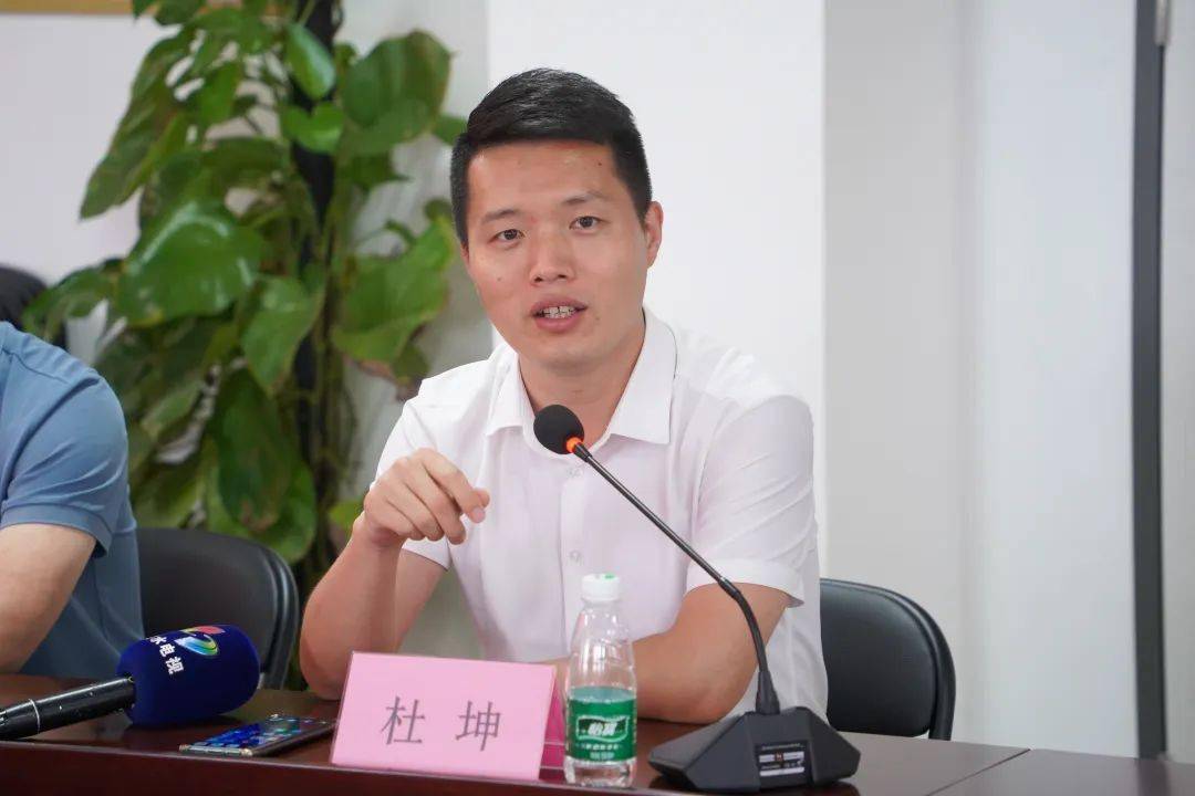 里水镇副镇长杜坤发言.