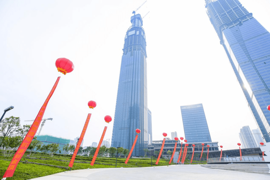 绿地山东国际金融中心(ifc)428米"山东第一高"金日封顶_齐鲁_济南