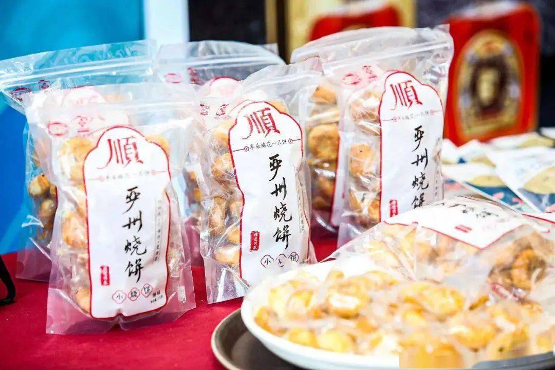 馥郁鲜醇的建德苞茶,清新可口的里叶白莲,吸晴无数;"建德三宝"倒蟛怂