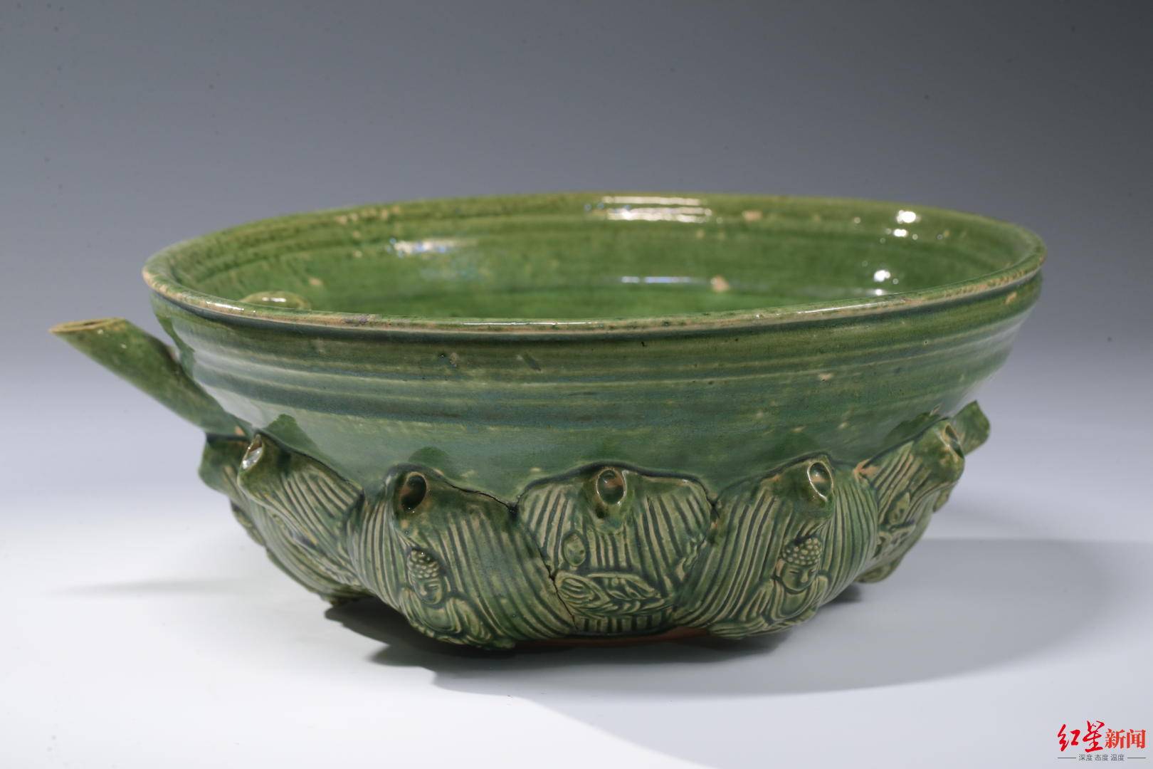 邛崃县政府筹建美术陶瓷厂,会画画的何平扬被招进窑厂当美工,从事研究