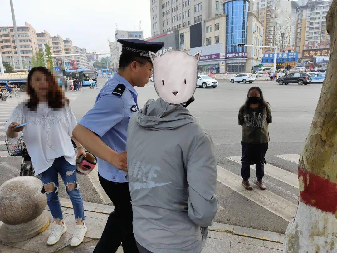 【901|交通】执勤交警公交车上勇擒小偷_侯温博_阳泉市_嫌疑人