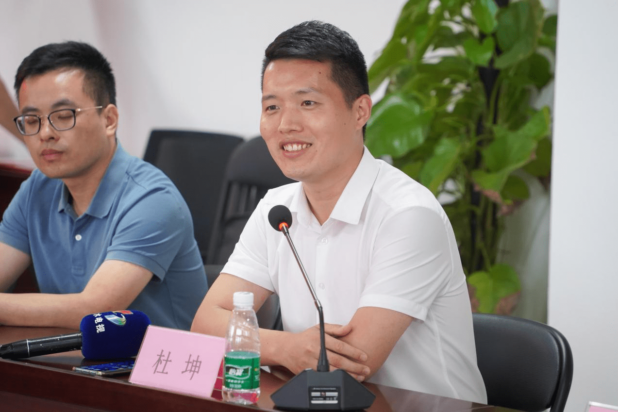 里水镇副镇长杜坤发言里水镇副镇长杜坤表示,欢迎更多企业来到里水