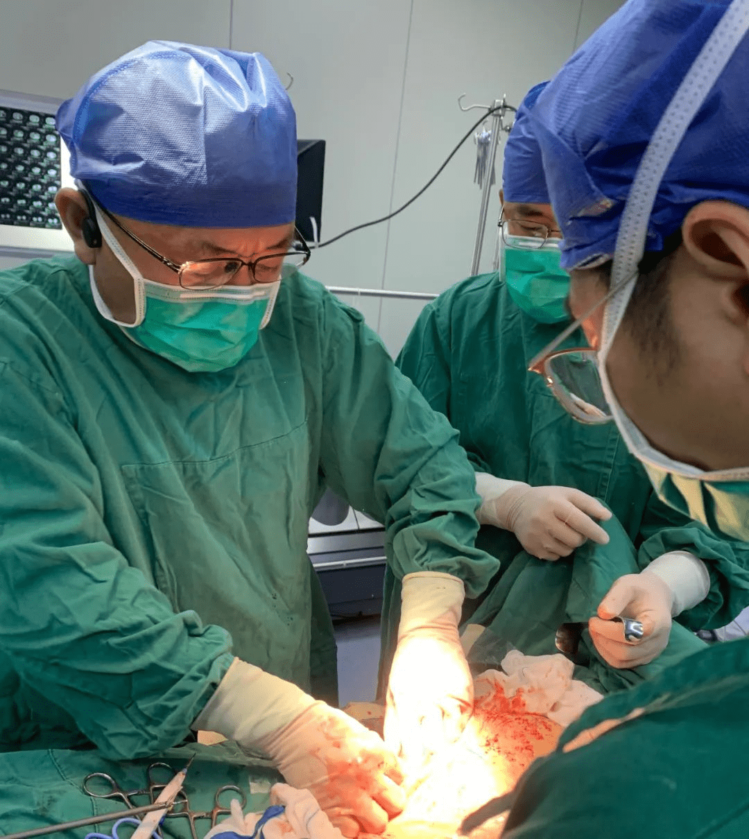 8岁男孩蛋蛋扭转360度,颜色都黑了,医生火速救治_睾丸_阴囊_小时