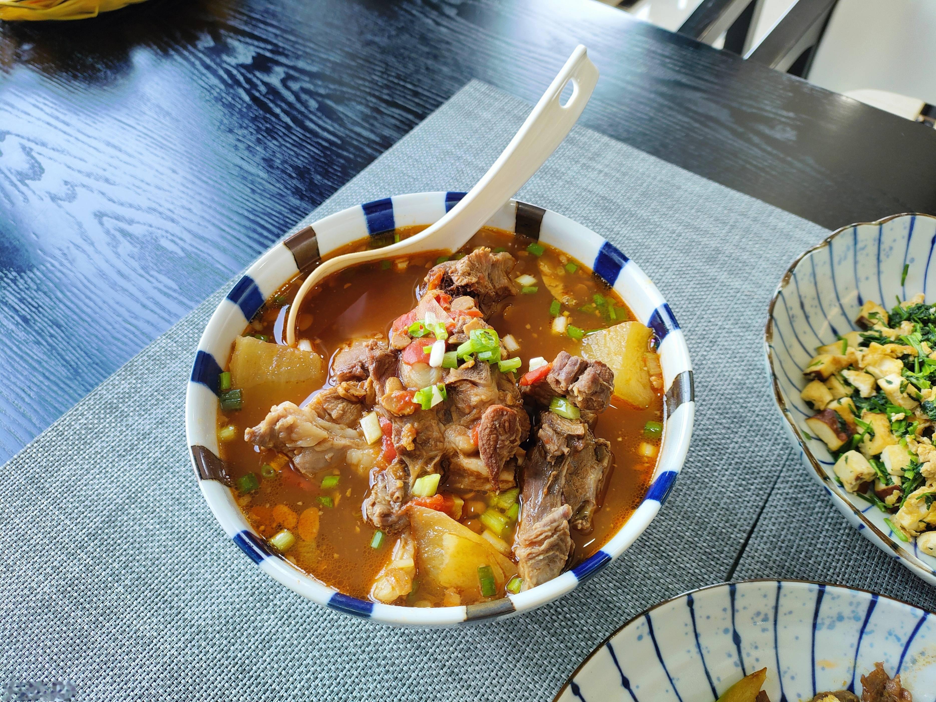 最後一個番茄蘿蔔燉羊肉湯,鮮味之中帶著點酸,夏天吃非常開胃.