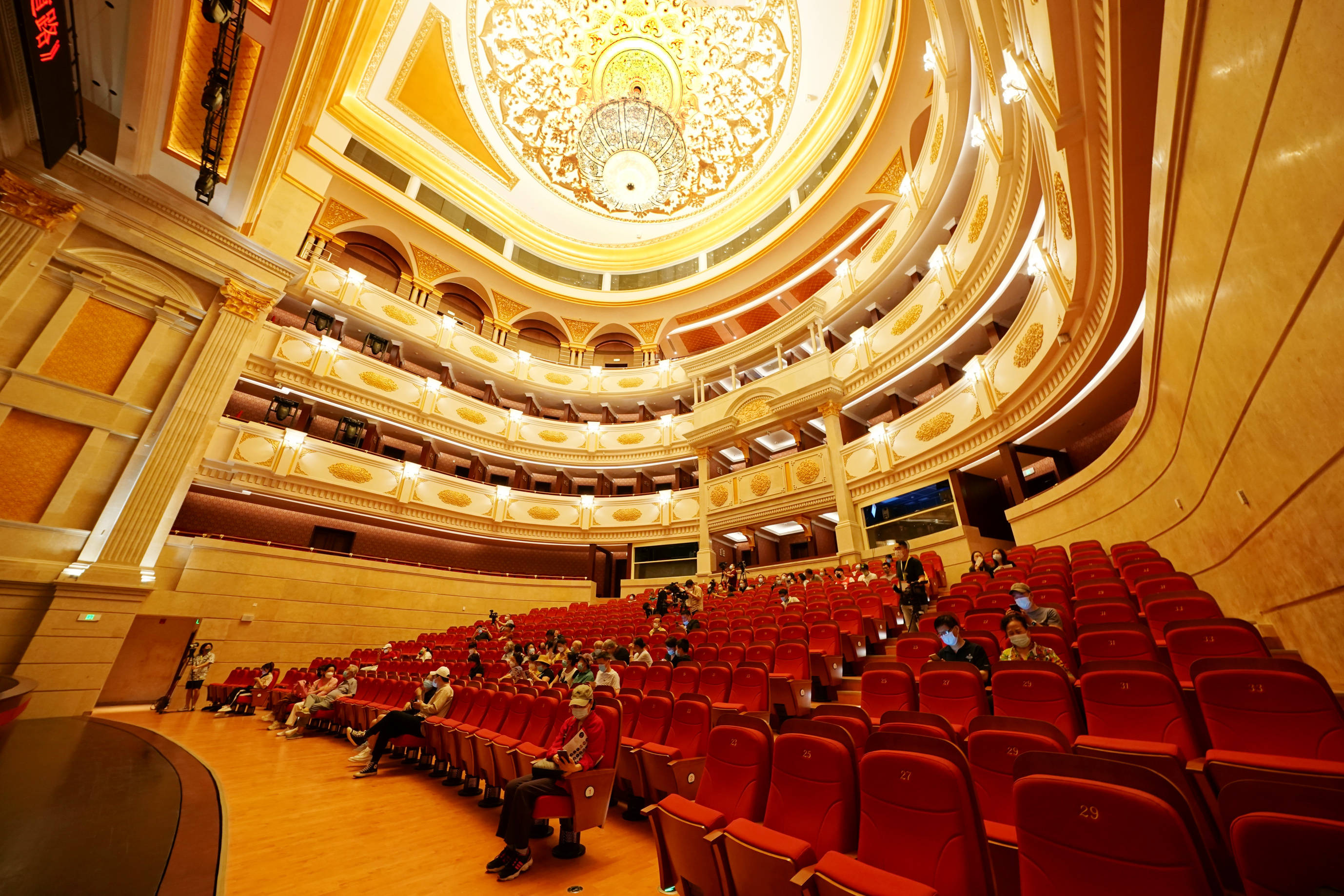 东二环外中央歌剧院剧场正式与观众见面