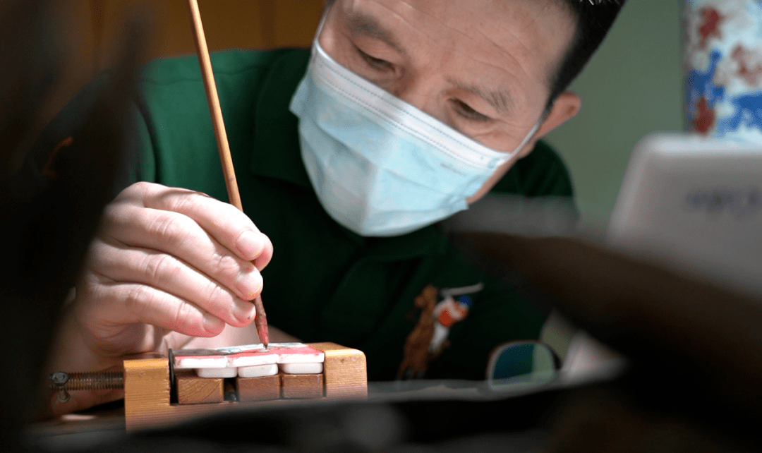 受访者供图)家住上海嘉定区叶城三街坊的居民周华热爱绘画,他将抗原