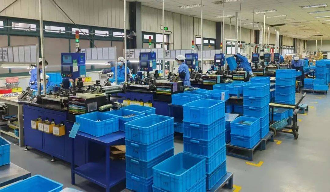 仔细进行信息核验……疫情期间,外冈镇安通林汽车配件制造(上海)有限