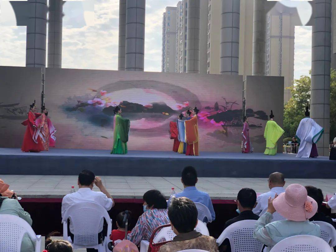 沛县孟坑少林武校带来了武术表演《微山湖畔"小武队"》.