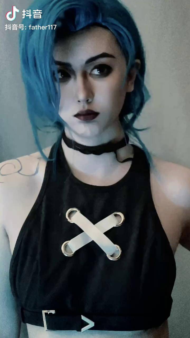 玩英雄联盟的时候只有我们有双城之战皮肤的金克丝那我一定不要命的去