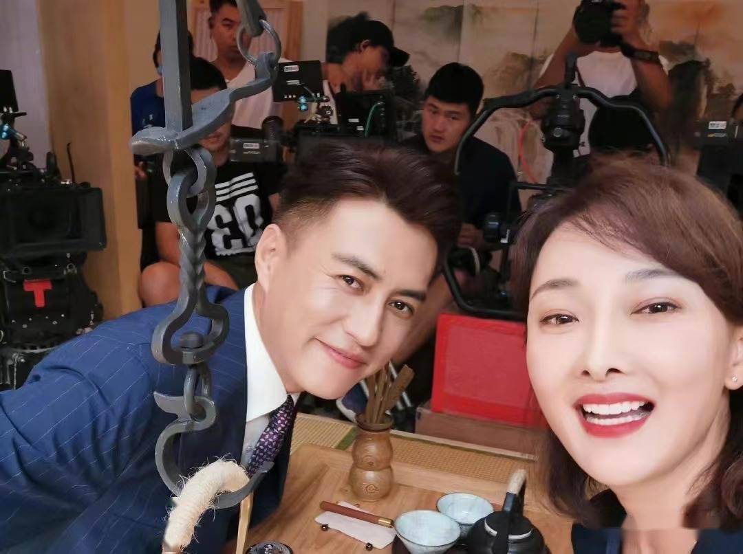 牛莉新剧合作靳东演姐弟 被吐槽整容脸