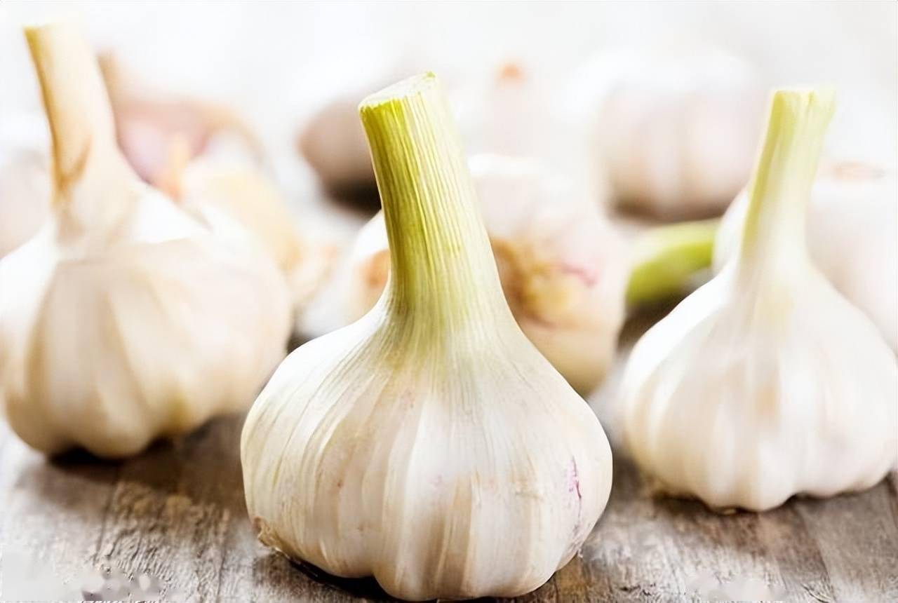 睡前在枕头下放2颗蒜,一段时间后,4个好处或会"悄然来临"_大蒜_睡眠