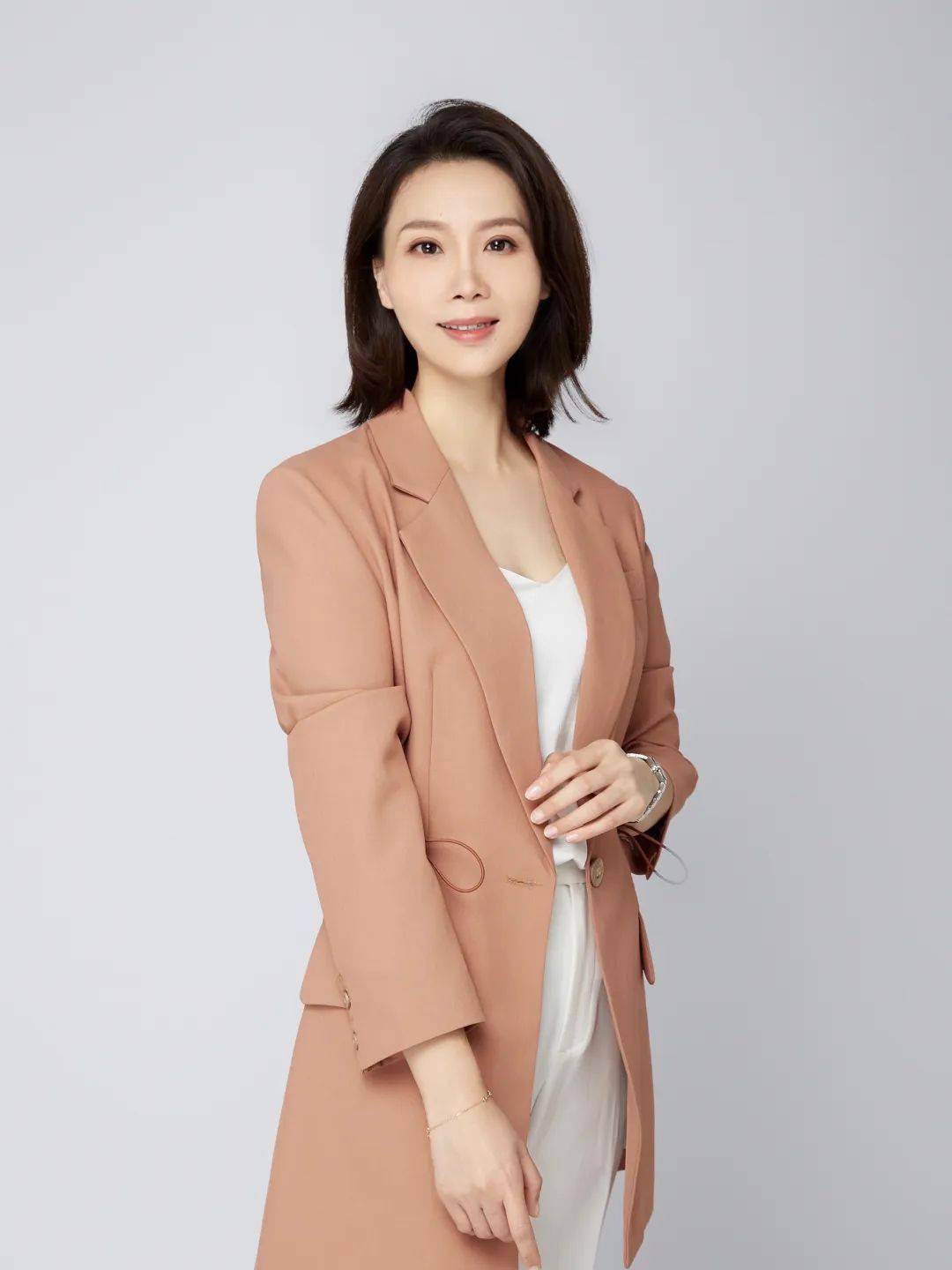 陈央以真理红化育青春蓝