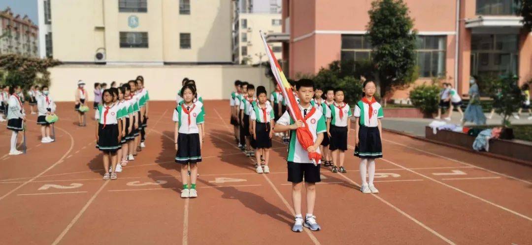 【临沭实小-国旗飘飘】四年级五班主题升旗仪式_校园_垃圾_行动
