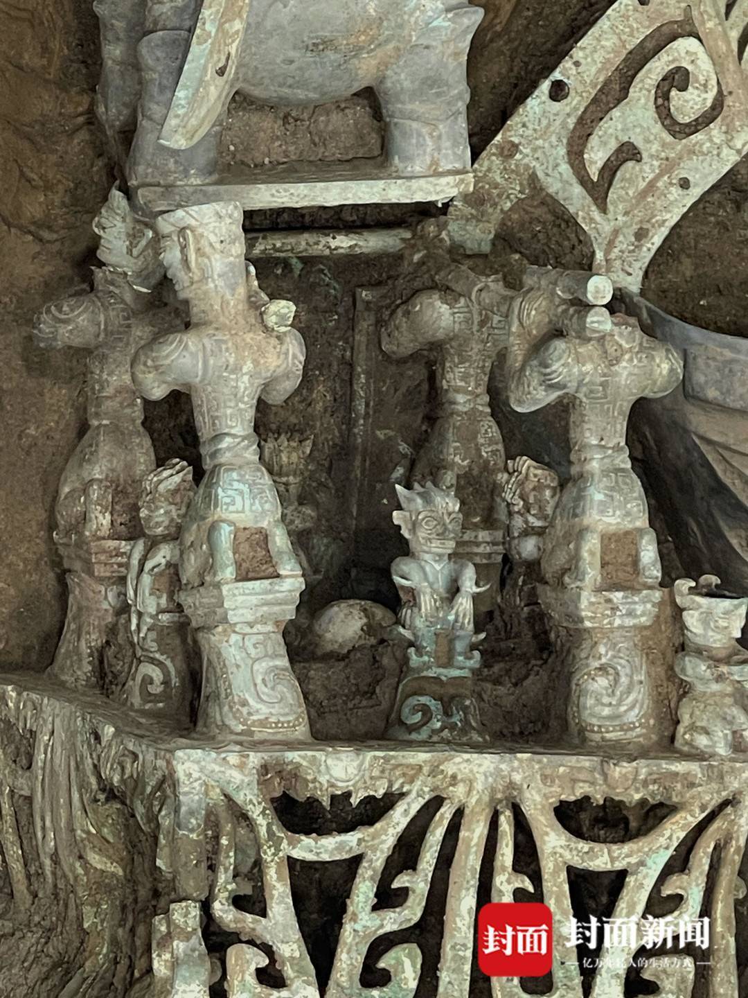 被考古领队赞极具"现代感" 三星堆青铜神坛长啥样?