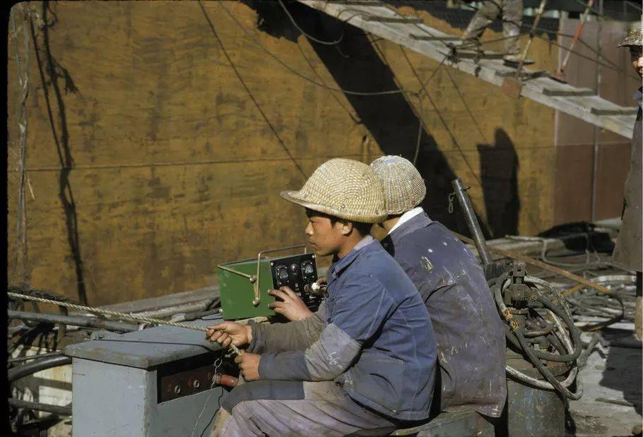 老照片直击1972年中国造船厂的日常,那时就能建造万吨巨轮!