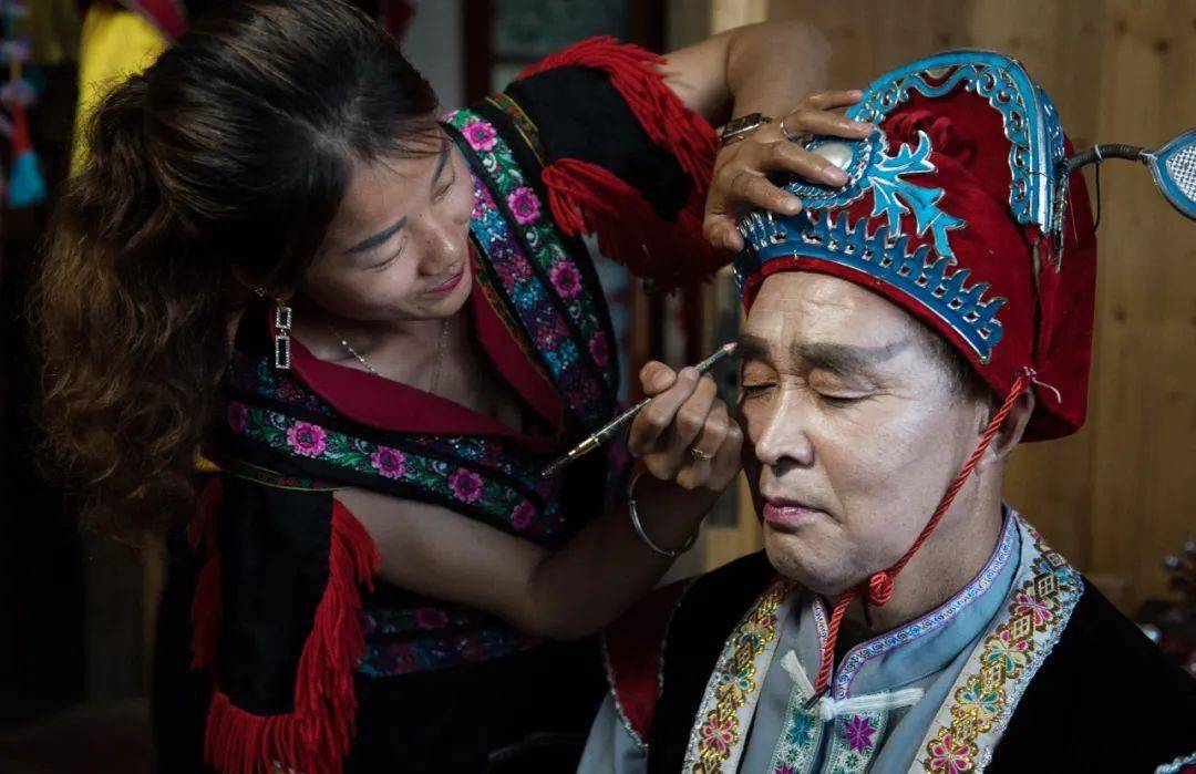 花灯有一丑一旦,丑角叫赖花子,旦角叫幺妹子,幺妹子的扮演者一般为