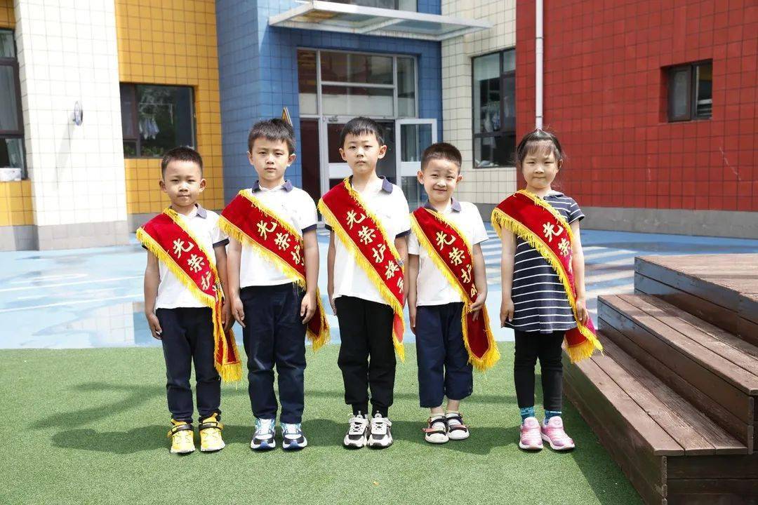 我们再出发东北育才幼儿园举行复园后首次升旗仪式