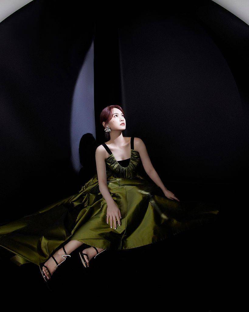 杨丞琳声生不息献唱越难越爱墨绿色吊带裙造型宛如夏花