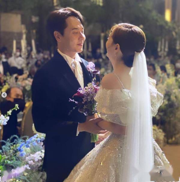 橘子晚报刘雯井柏然现身同一酒店神话合体andy婚礼