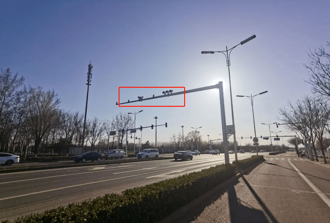 记者调查发现,自2020年起,多辆"非京牌"车辆因未办理进京证,在高白路