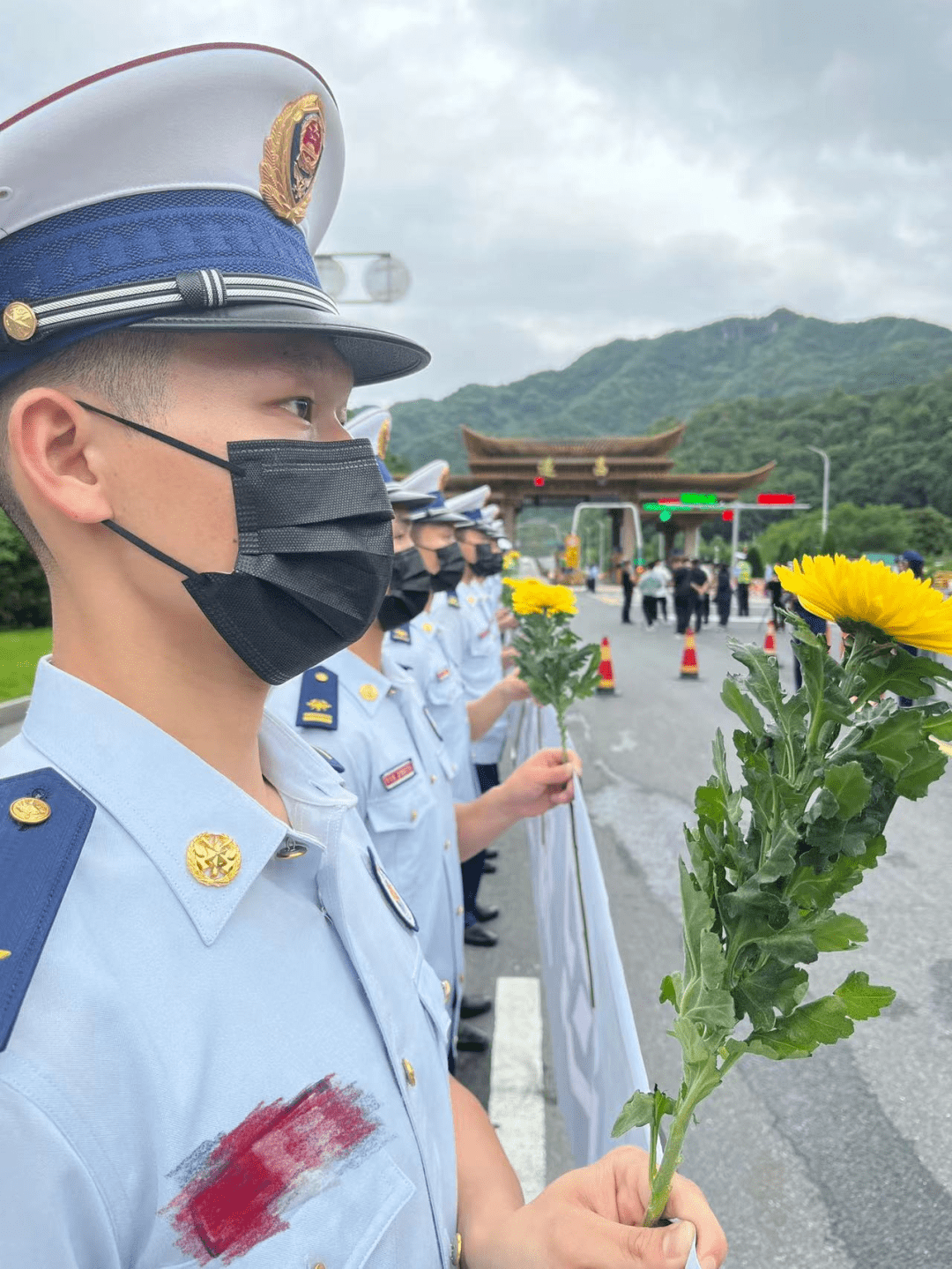 今天毛景荣烈士骨灰荣归故里遂昌人民泪迎英雄回家