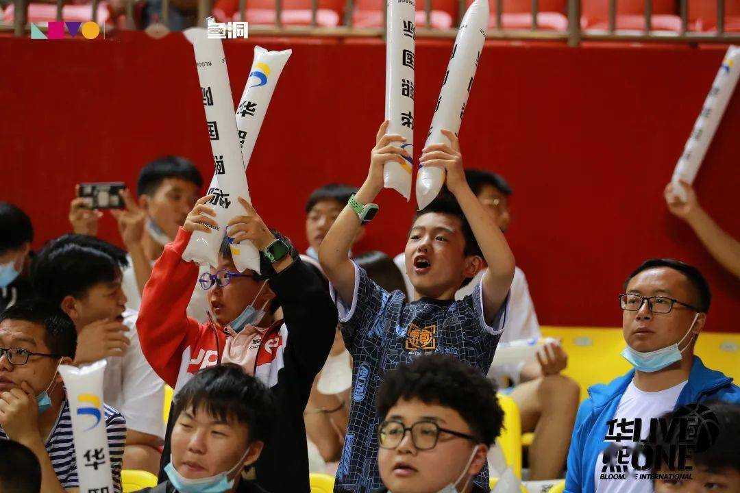 不单只球场上沸腾,观众席上也是热闹万分,欢呼声,呐喊声,一声高过一声