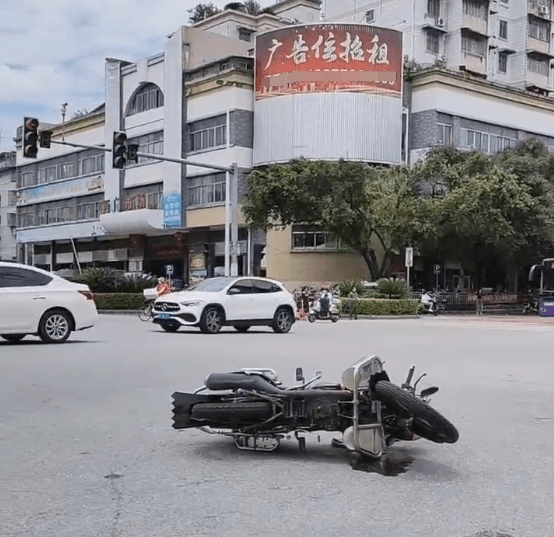 西门菜市场车祸图片