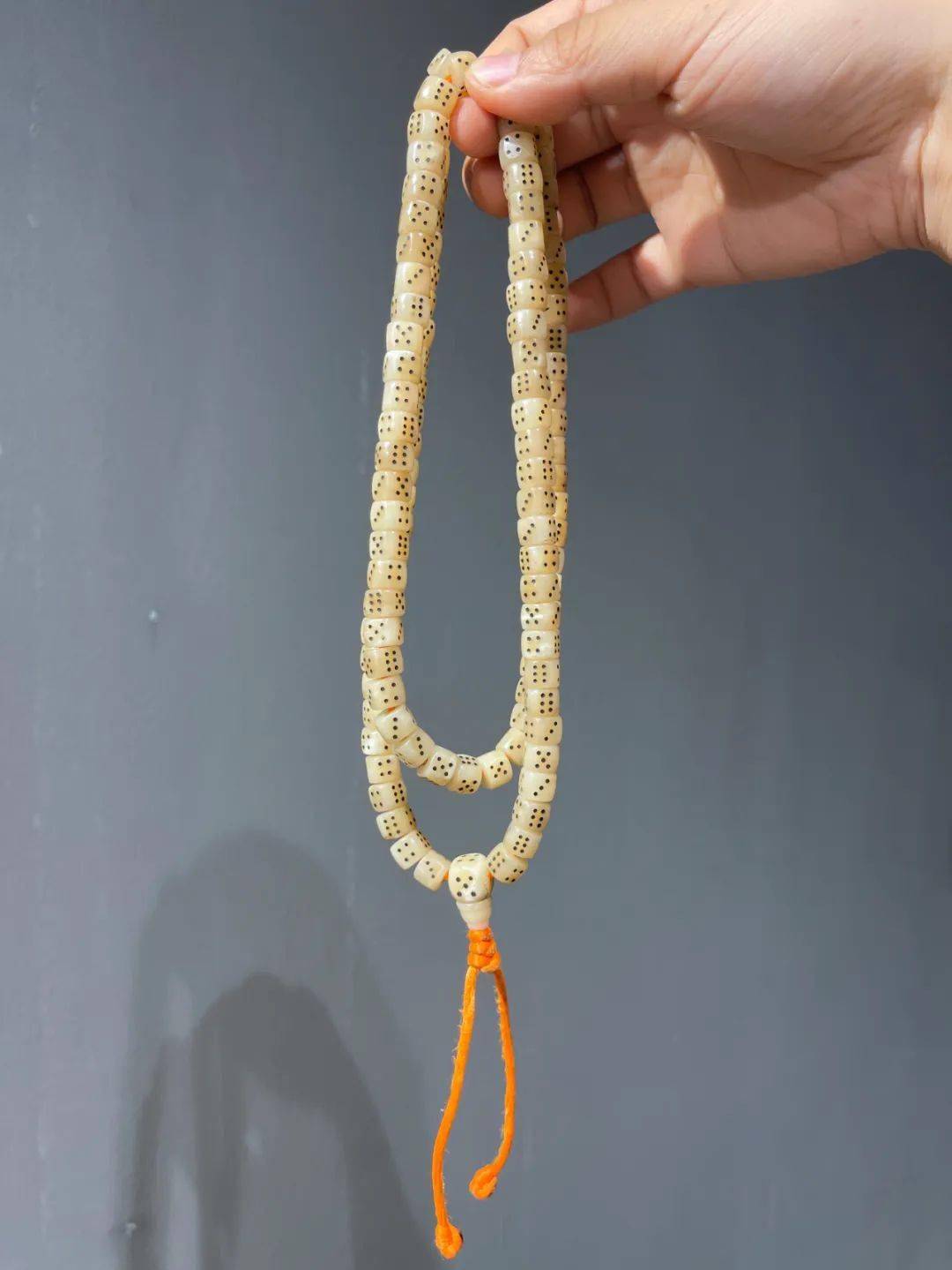 此串老牦牛骨骰子珠色泽纯正匀称制作精致绝美表面历经长年盘玩