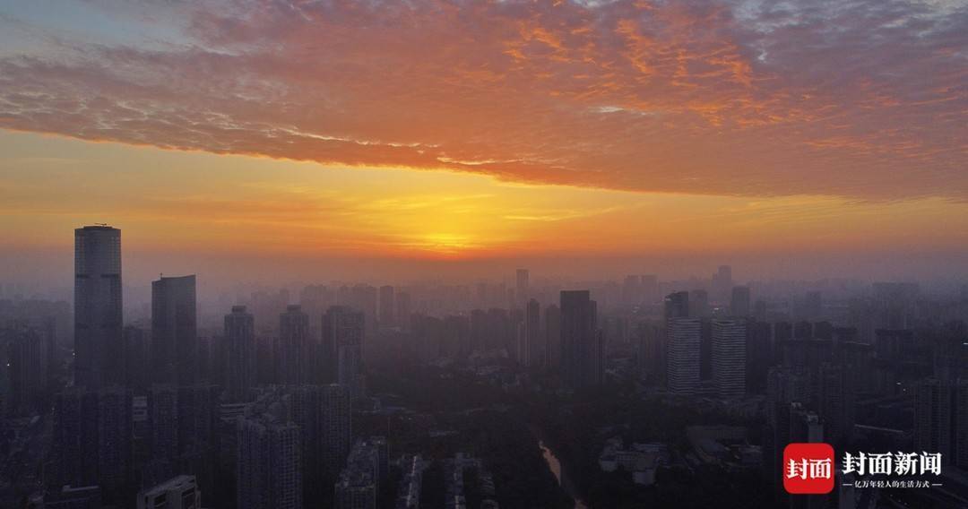 今晨成都天空如同多彩的调色板，美极了！