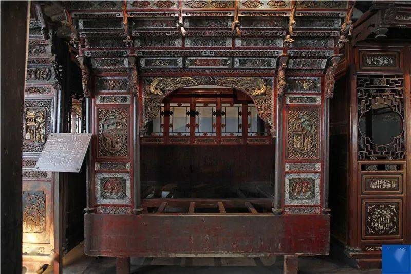 一张床垫,累了,趴在床上,很快就去见周公了