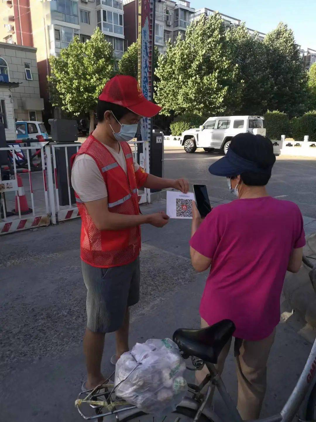 27岁在居委会当大妈没编制没钱不闲
