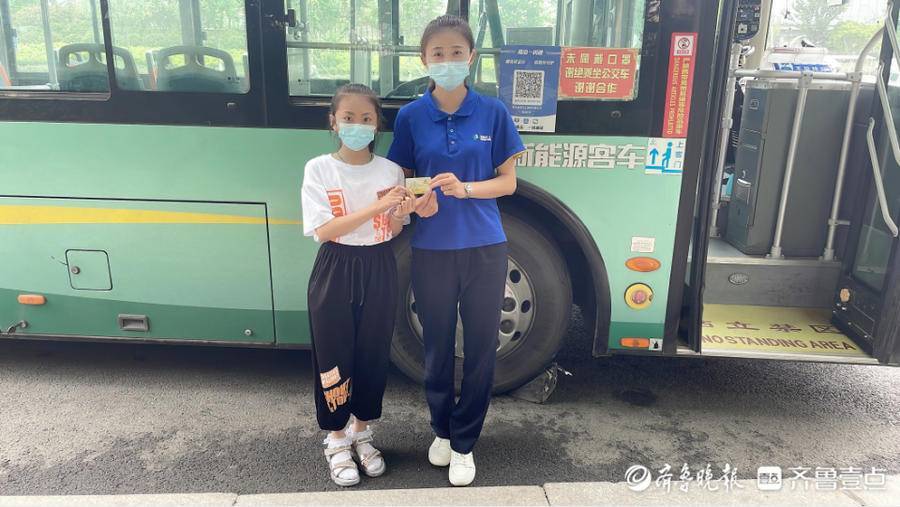 公交司机帮付一元车费 小学生写下超可爱欠条 崔慧 驾驶员 阿姨