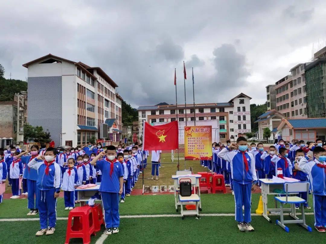 喜迎二十大争做好队员那坡县城厢镇深龙小学2022年少先队系列主题活动