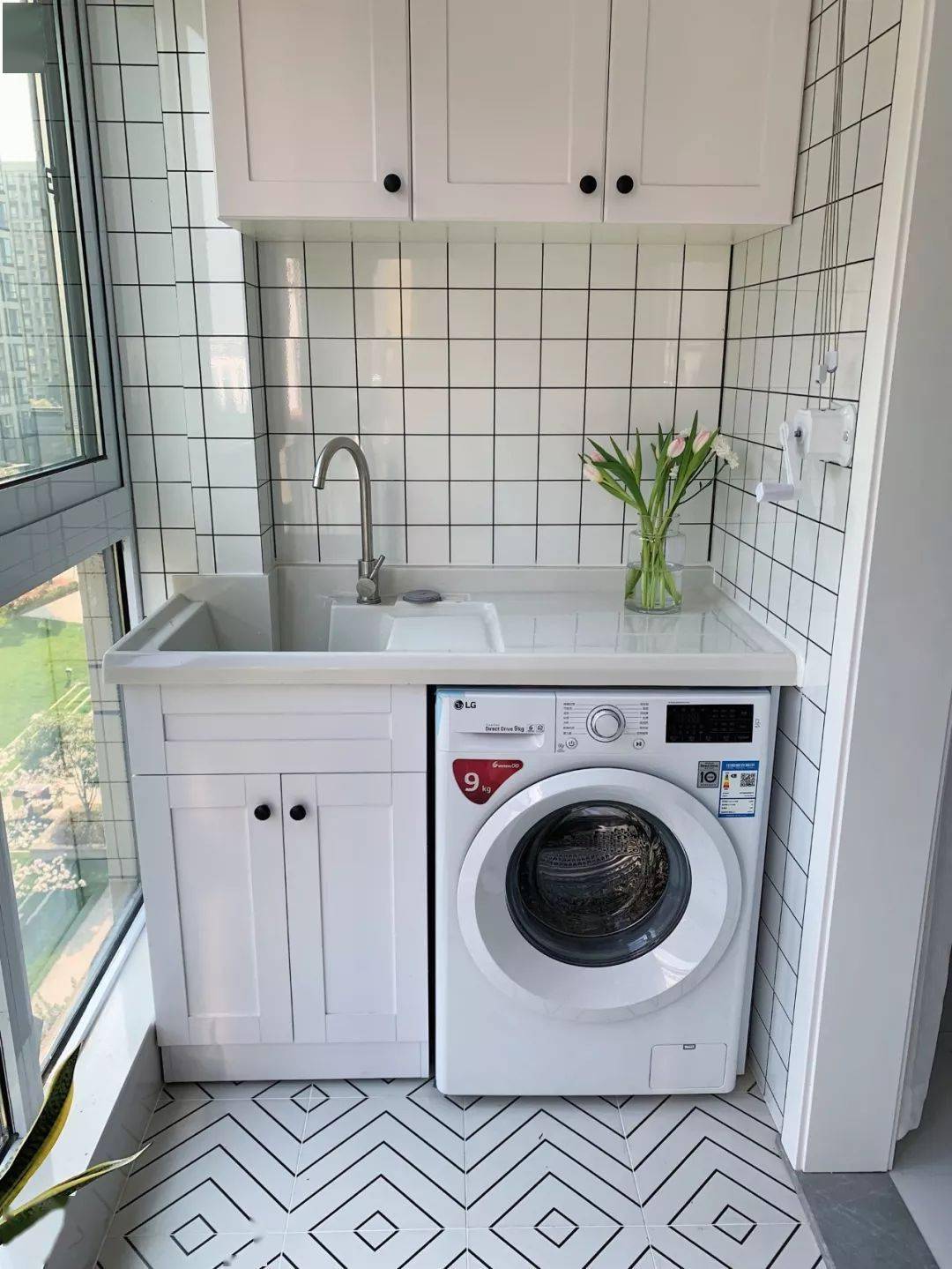 保持洗手台面的简洁与美观,使得阳台更加美观