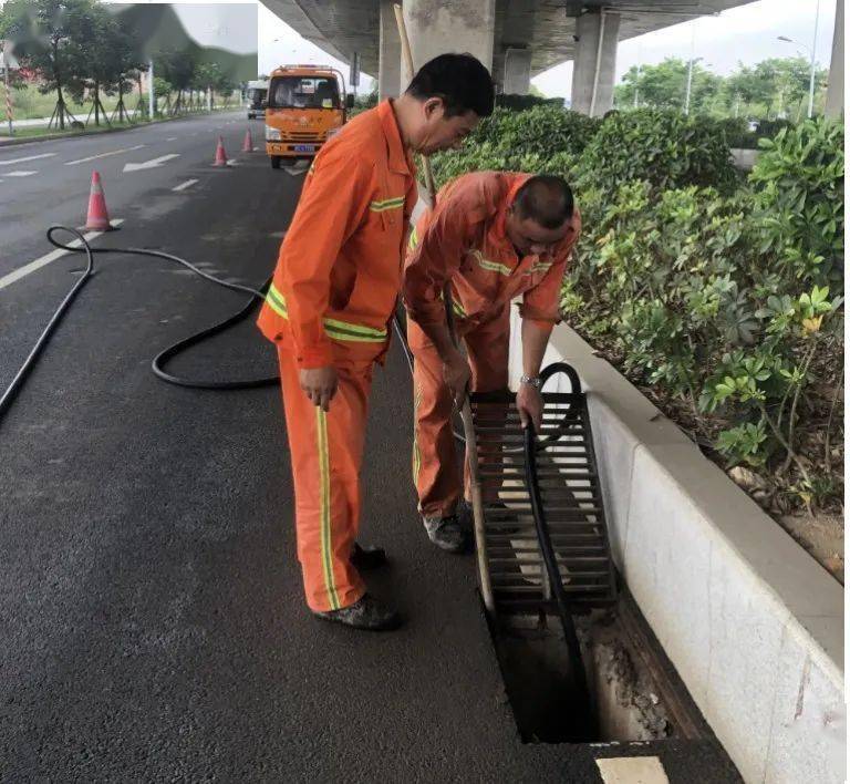 【漳路应急】更换桥梁排水管,及时排除桥面积水