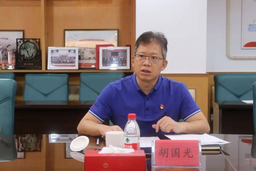 最后,区工商联党组书记胡国光同志对上一届机关党支部委员会的工作